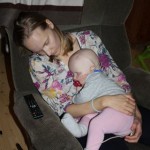 Og en liten hvil sammen med mor gjør også godt for en liten kropp herjet av cellegiftenes mange bi-virkninger.