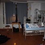 Slik ser rommet ut… Eliisa i barnesenga, en av foreldrene i skinnstolen i bakgrunnen, mens den andre er henlagt i enkeltsenga til venstre på bildet.