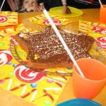 Hva er vel ikke et fødselsdags-party uten kake og brus! Sugerør i glassene må til når man har barneselskap.