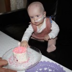 Men nå begynner nok Eliisa Marie å bli lei all ventinga… blir det kake, eller ikke? Nok fotografering for nå… når skal jeg få blåse ut lyset???
