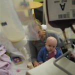 Mat i sonden og blod rett i CVK`en. Etter hvert som blodet tilføres Hu Litla merker vi forskjellen omgående. Hun blir mer aktiv og fargen på huden blir mer normal.